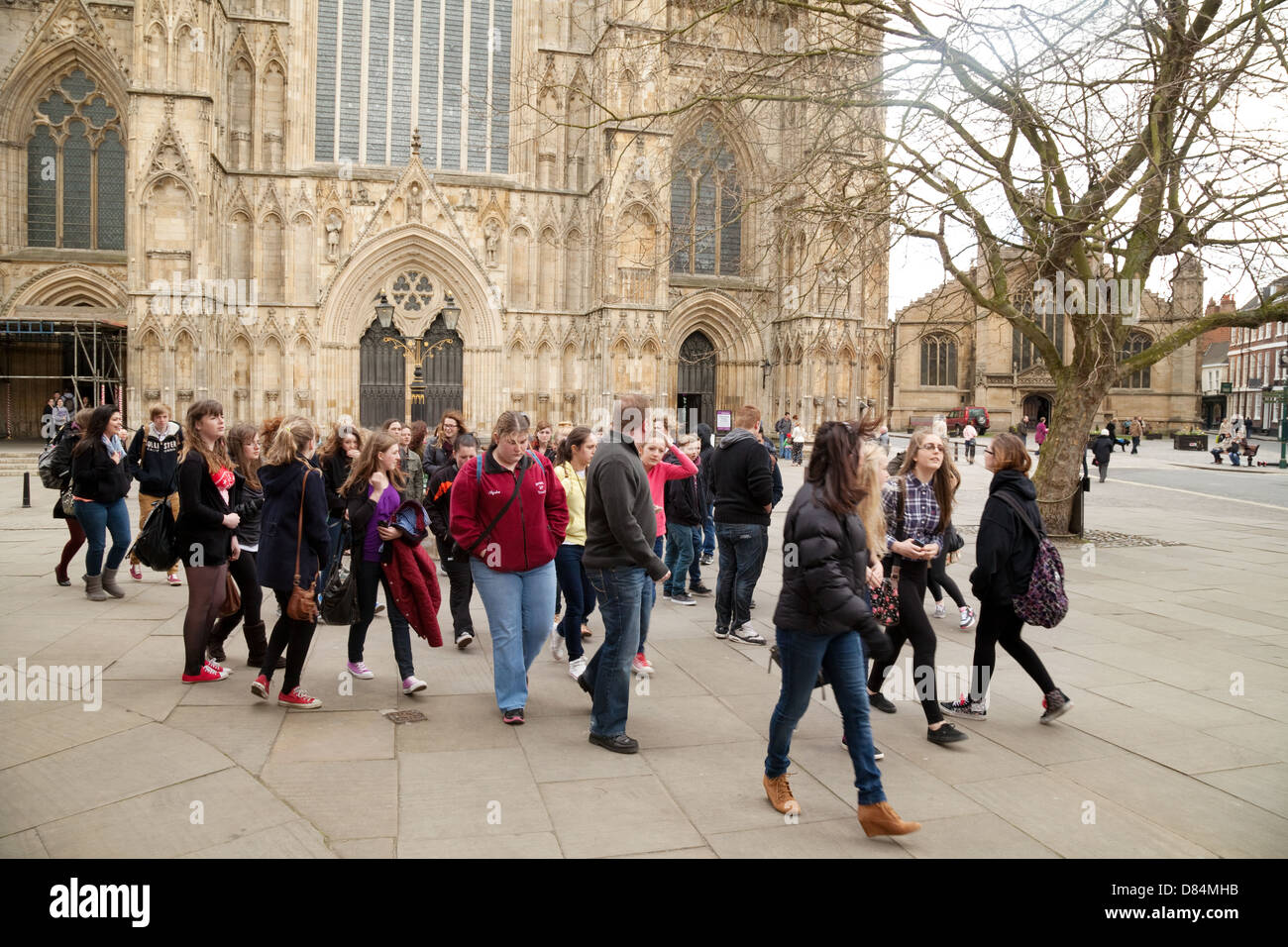 Gruppo di adolescenti in una scuola secondaria viaggio fuori York Minster cathedral, Yorkshire, Inghilterra, Regno Unito Foto Stock