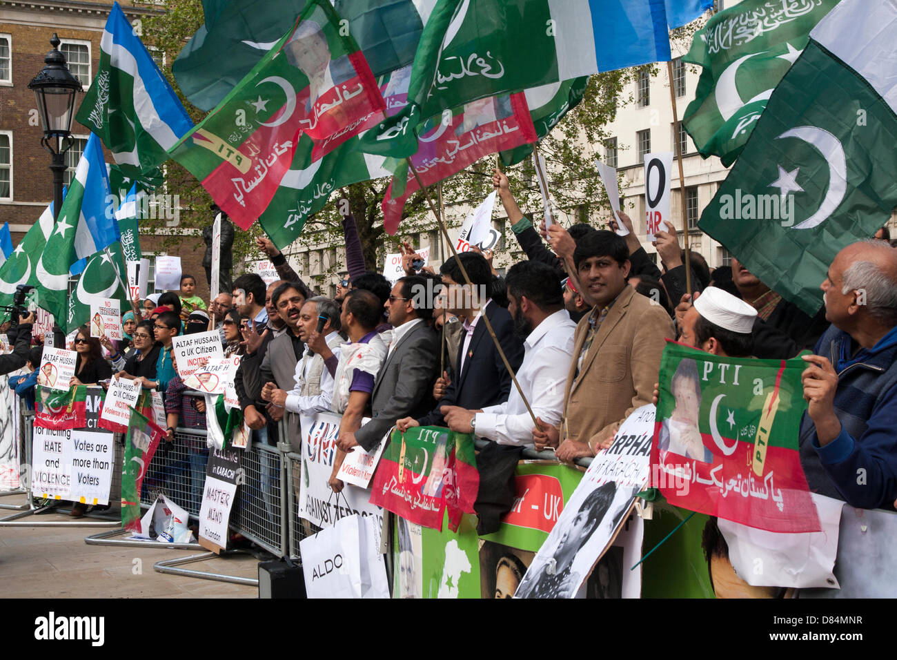 Londra, Regno Unito. 19 Maggio, 2013. Parte della folla di diverse centinaia di protesta contro le frodi elettorali e post violenza elettorale in Pakistan. Credito: Paolo Davey/Alamy Live News Foto Stock