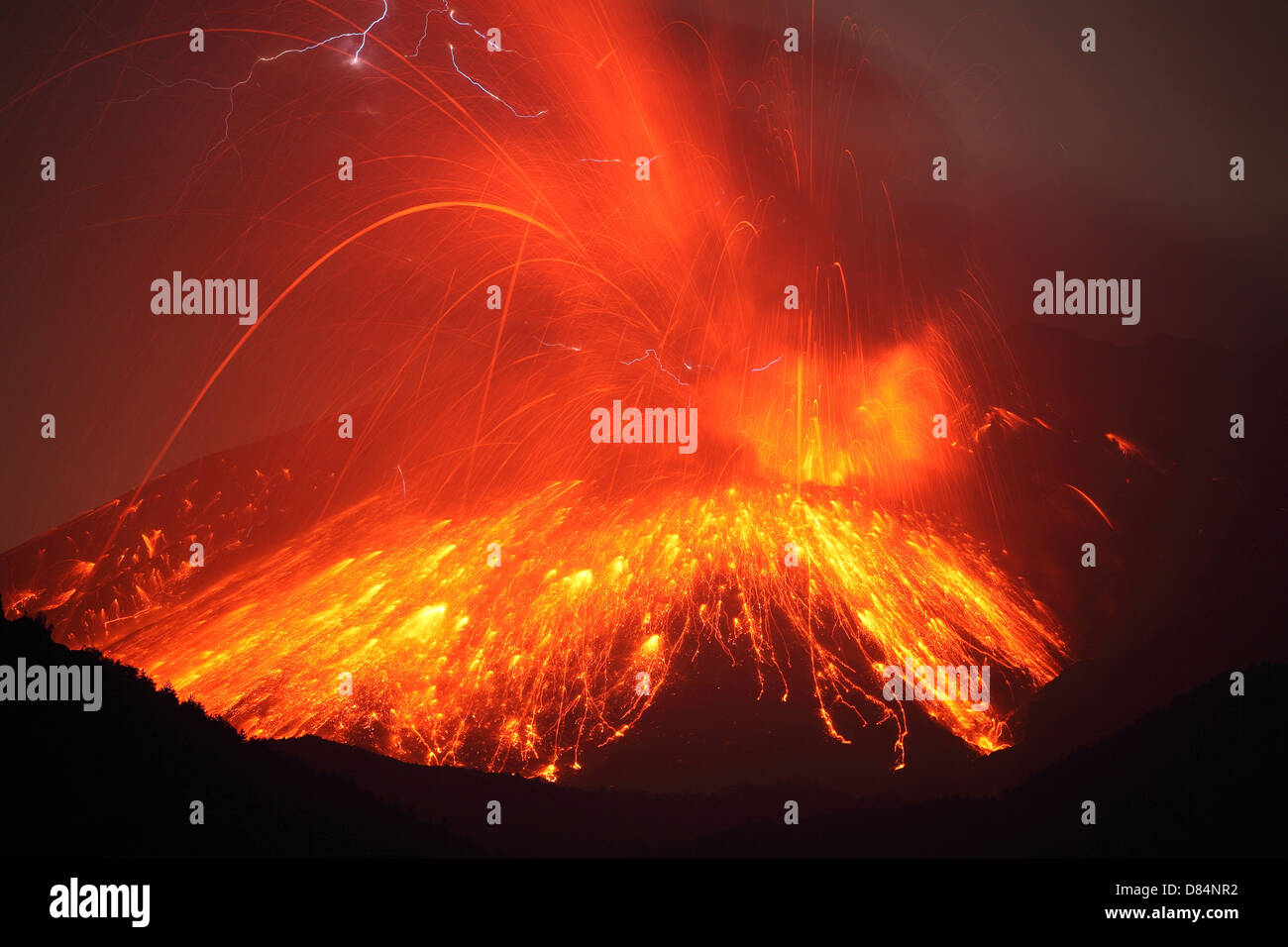 Potente notte tempo eruzione esplosiva del vulcano Sakurajima, Giappone. Foto Stock