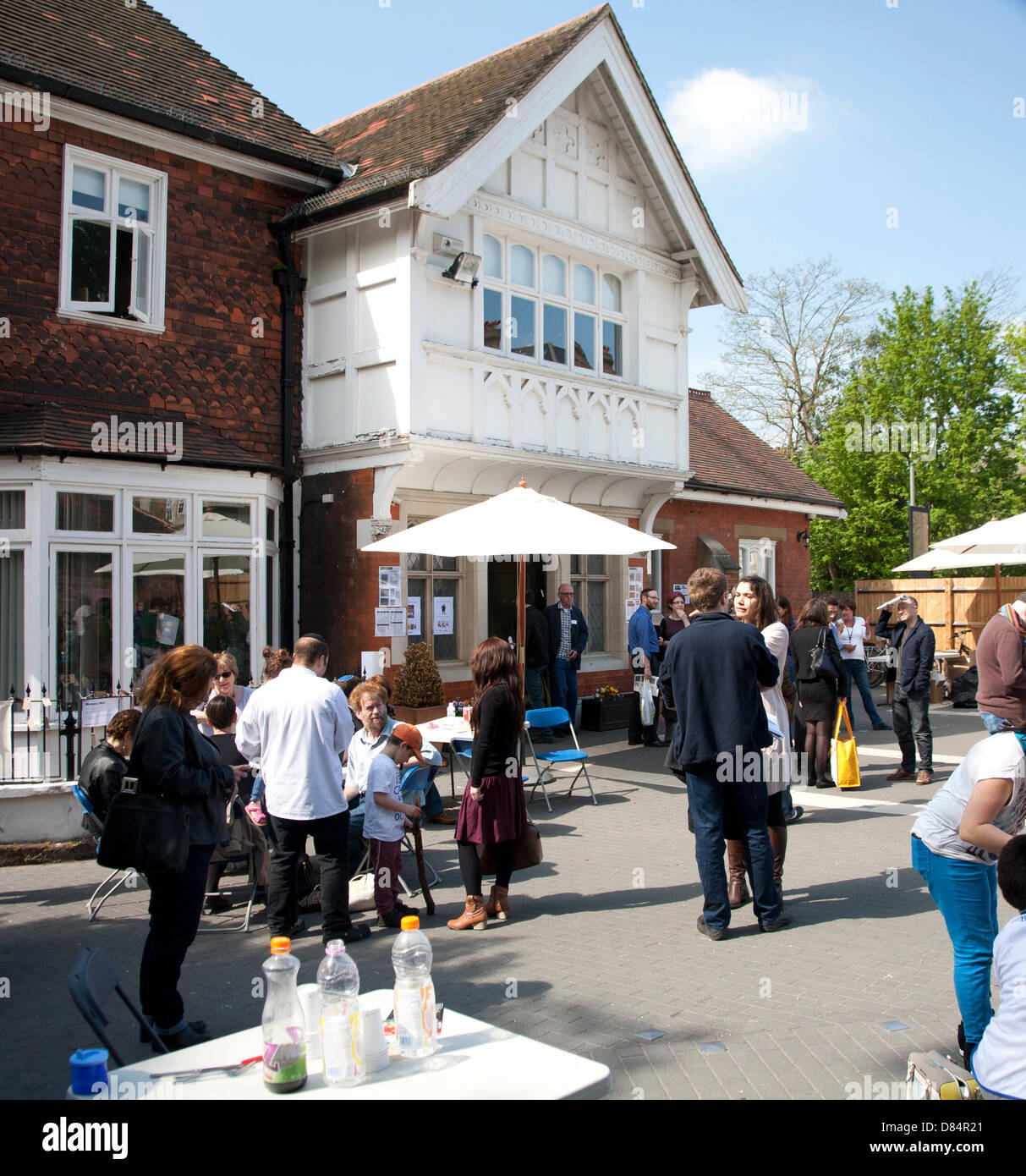 Londra, Regno Unito. 19 Maggio, 2013. Il Gefiltefest London Jewish Food festival domenica 19 maggio 2013 a North London Ivy House in collaborazione con il London ebraica Centro Culturale (LJCC), Londra, Inghilterra. Gefiltefest è un nuovo cibo ebreo carità cercando di cambiare il modo in cui la comunità ebraica pensa il cibo. Credito: Adina Tovey/Alamy Live News Foto Stock