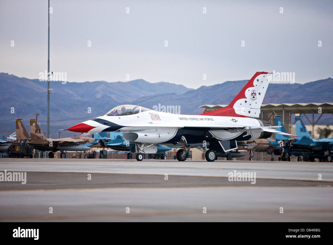 Un F-16C Thunderbird taxi per la pista alla Nellis Air Force Base in Nevada. Foto Stock