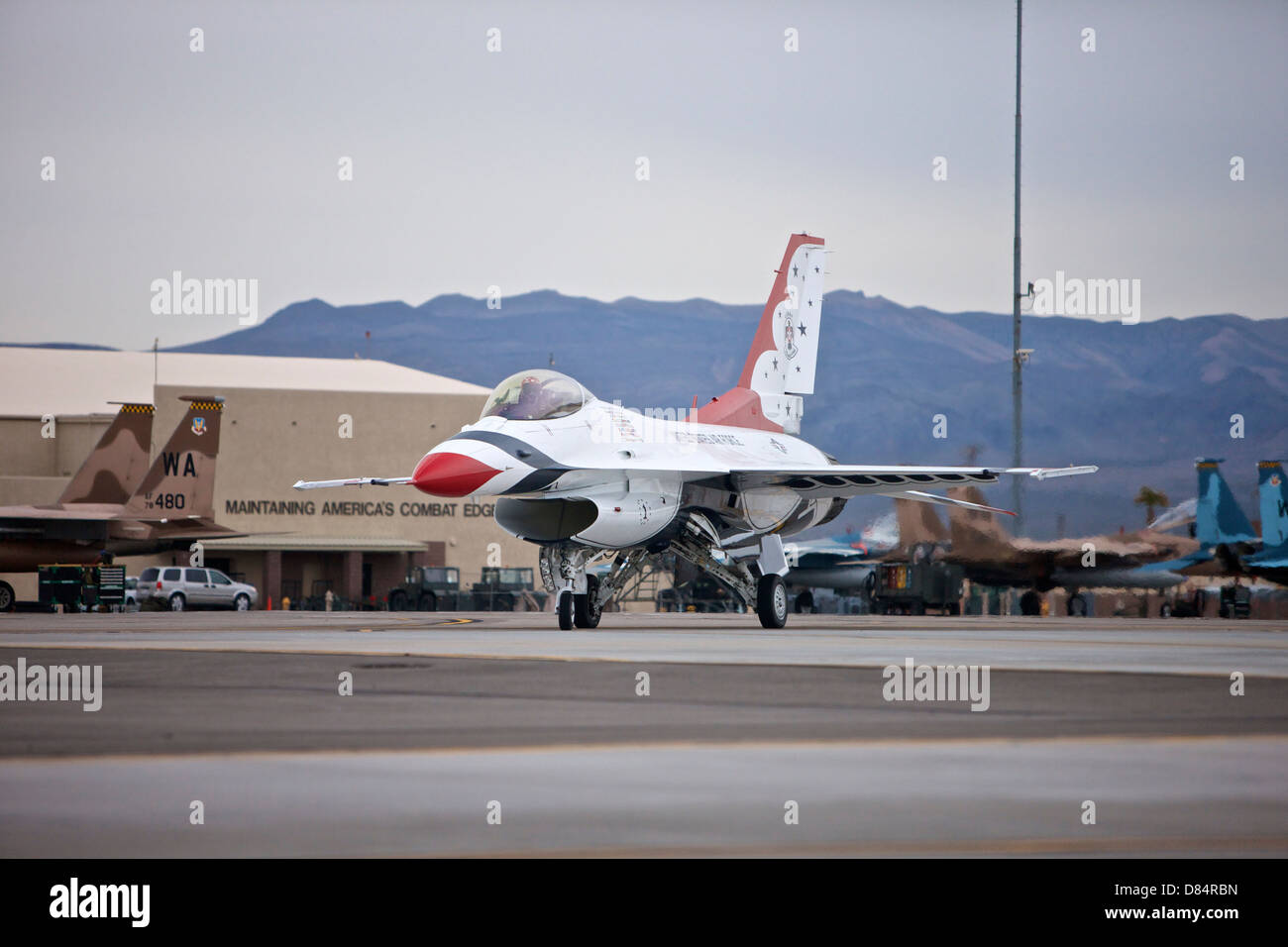 Un F-16C Thunderbird taxi per la pista alla Nellis Air Force Base in Nevada Foto Stock