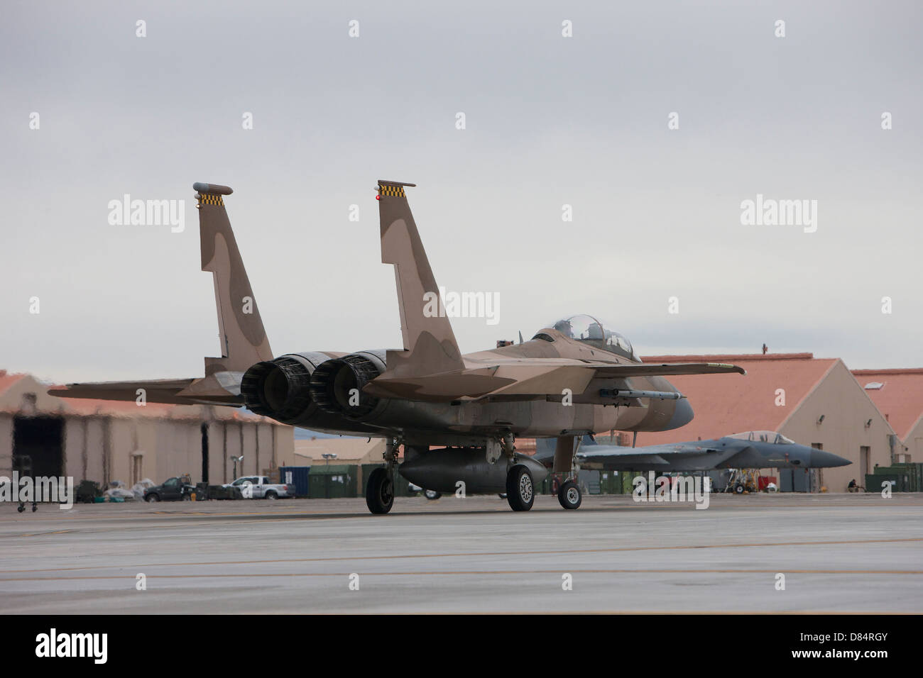 Un McDonnell Douglas F-15C Eagle del 57th avversario tattiche Gruppo, taxi per la pista alla Nellis Air Force Base in Nevada. Foto Stock