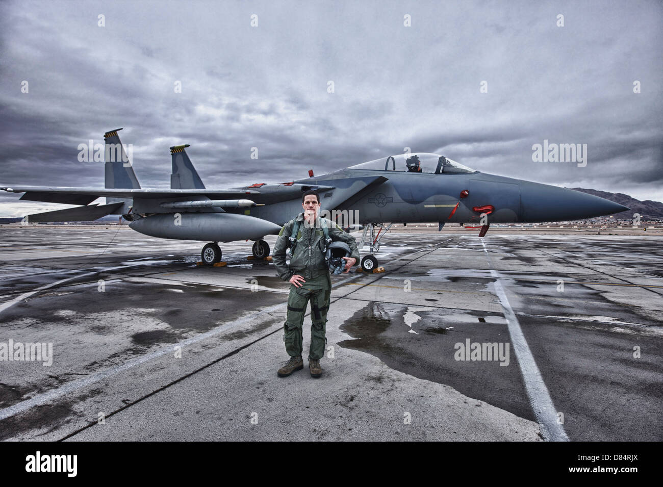 High Dynamic Range Immagine di un U.S. Air Force pilot in piedi di fronte a un McDonnell Douglas F-15C aeromobili. Foto Stock