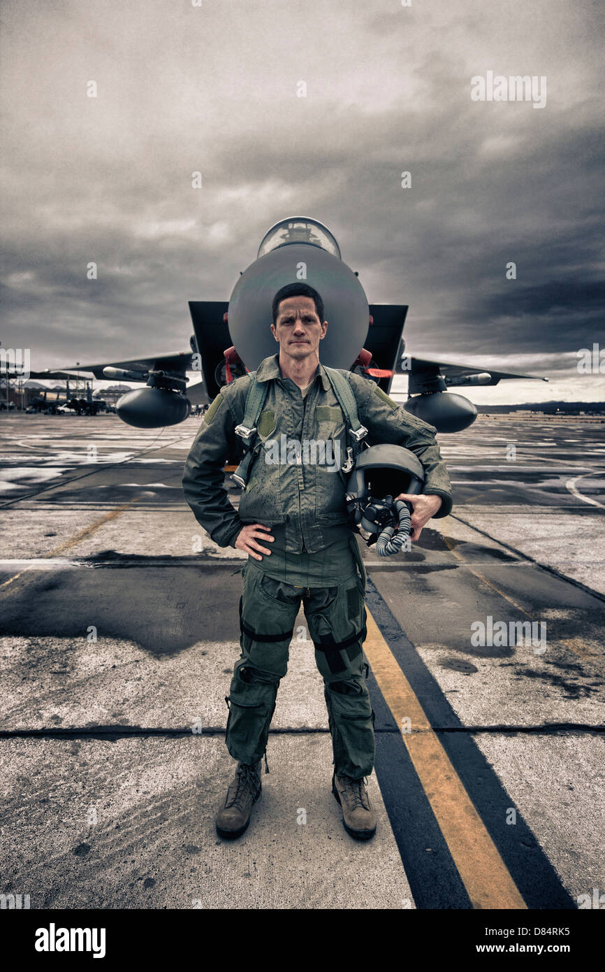 High Dynamic Range Immagine di un U.S. Air Force pilot in piedi di fronte a un McDonnell Douglas F-15C aeromobili. Foto Stock