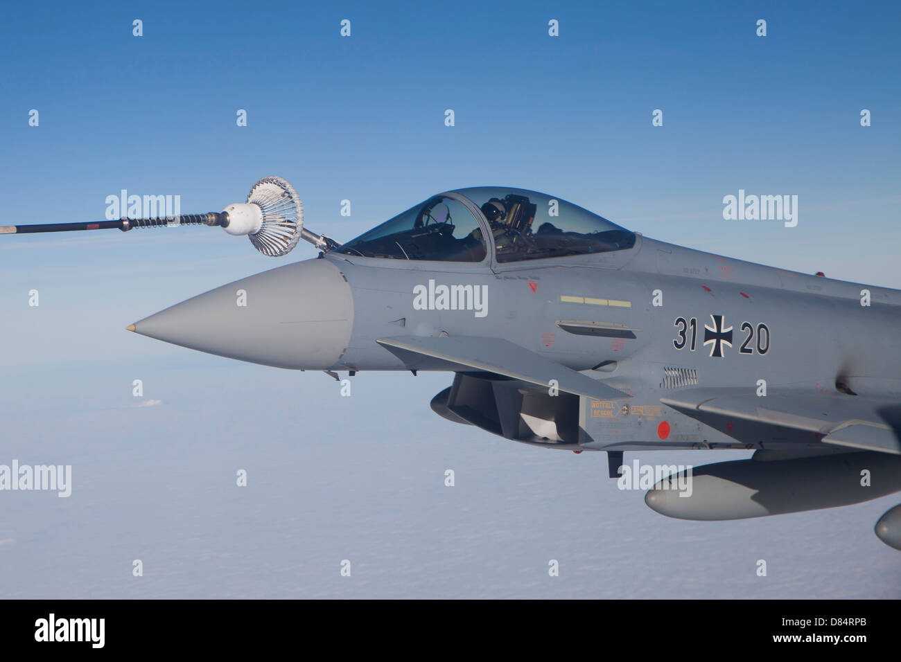 German Air Force Eurofighter Typhoon il rifornimento di carburante da un Airbus A310 multi-ruolo Tanker velivoli da trasporto. Foto Stock