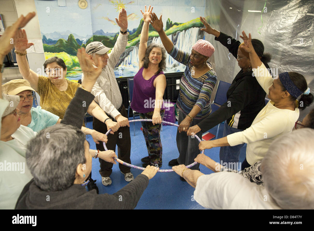 Dei cittadini anziani in un esercizio di classe a un senior center su Manhattan lower east side. Foto Stock