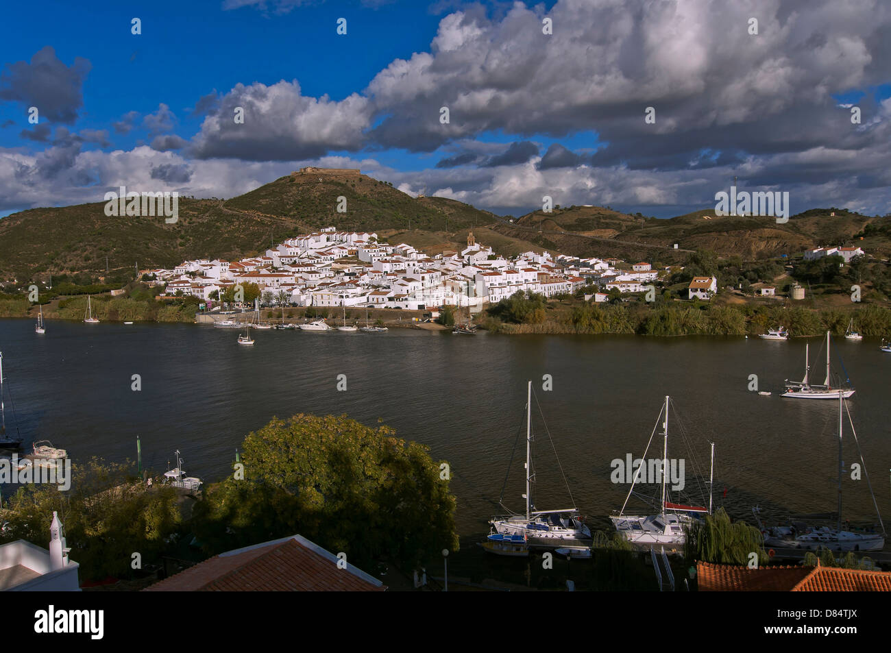 Vista panoramica con il fiume Guadiana - dal Portogallo, Sanlucar De Guadiana, Huelva-provincia, regione dell'Andalusia, Spagna, Europa Foto Stock