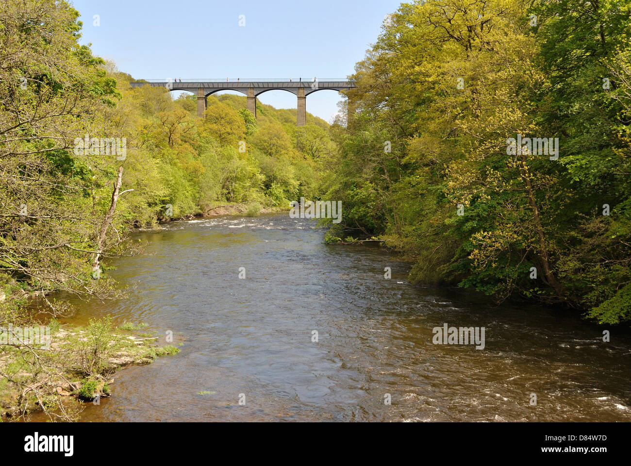 Il fiume Dee passando sotto il magnifico Acquedotto Pontcysyllte, che è la più lunga e la più alta in Gran Bretagna. Foto Stock
