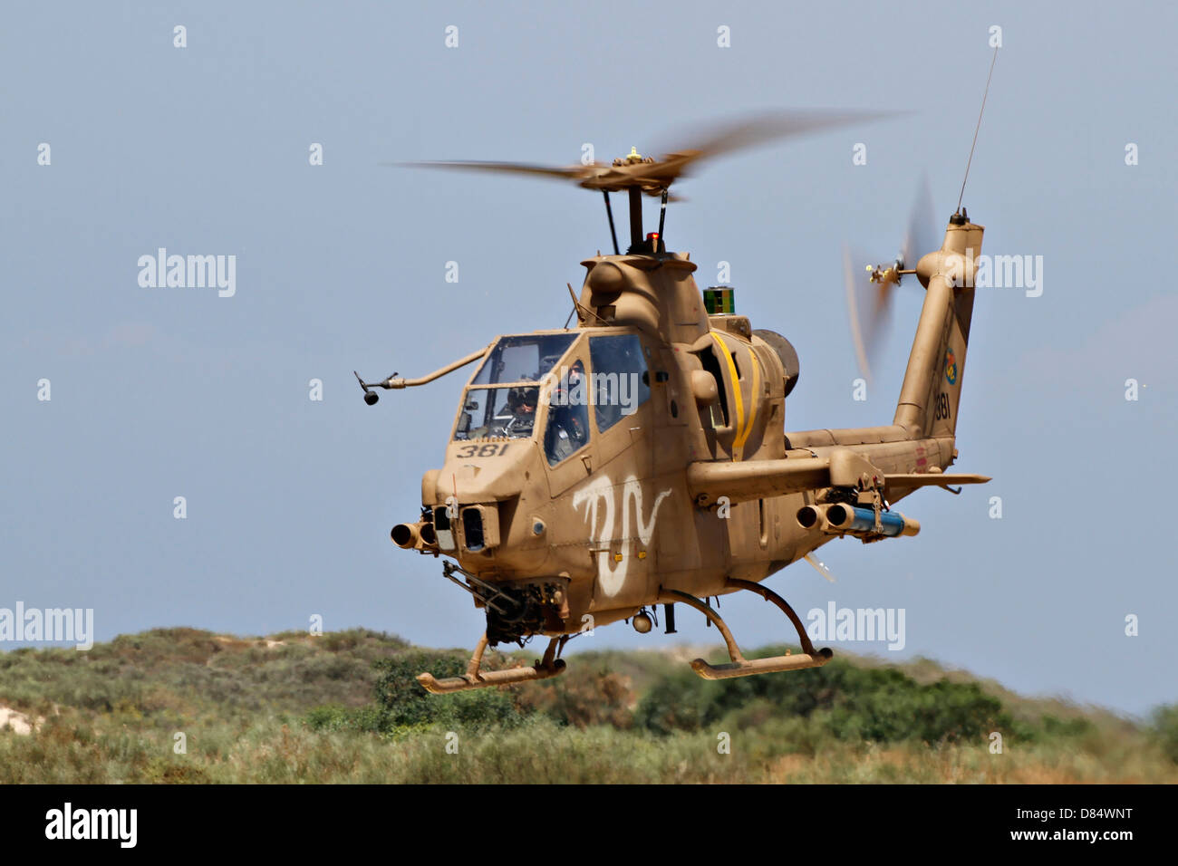 Un AH-1S Tzefa elicottero d'assalto della forza aerea israeliana sorvolare Palmachim Air Force Base in Israele. Foto Stock