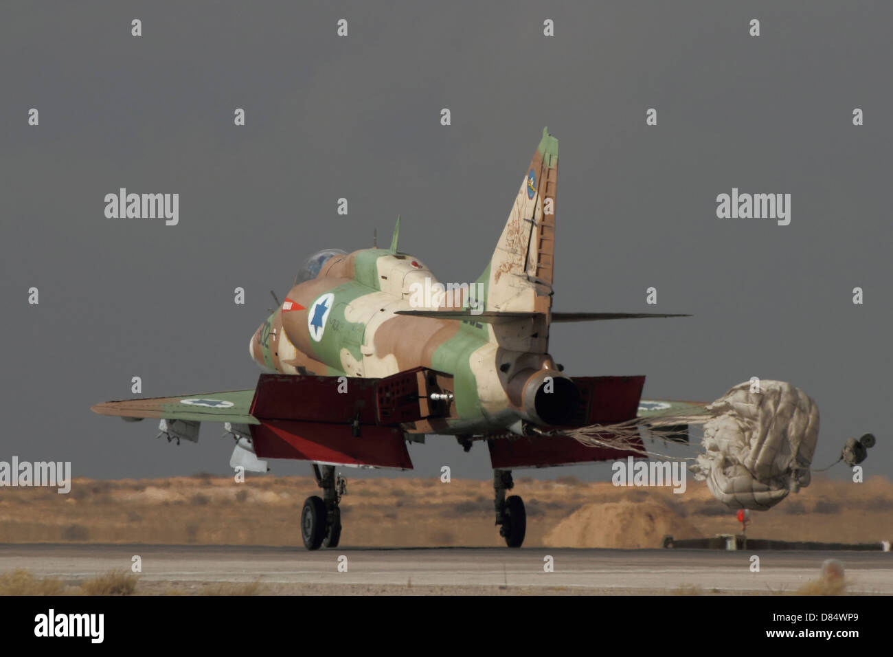 Un-4N Ayit massa-attacco aereo della forza aerea israeliana distribuisce il suo scivolo trascinare sulla pista di Hatzerim Air Base, Israele. Foto Stock