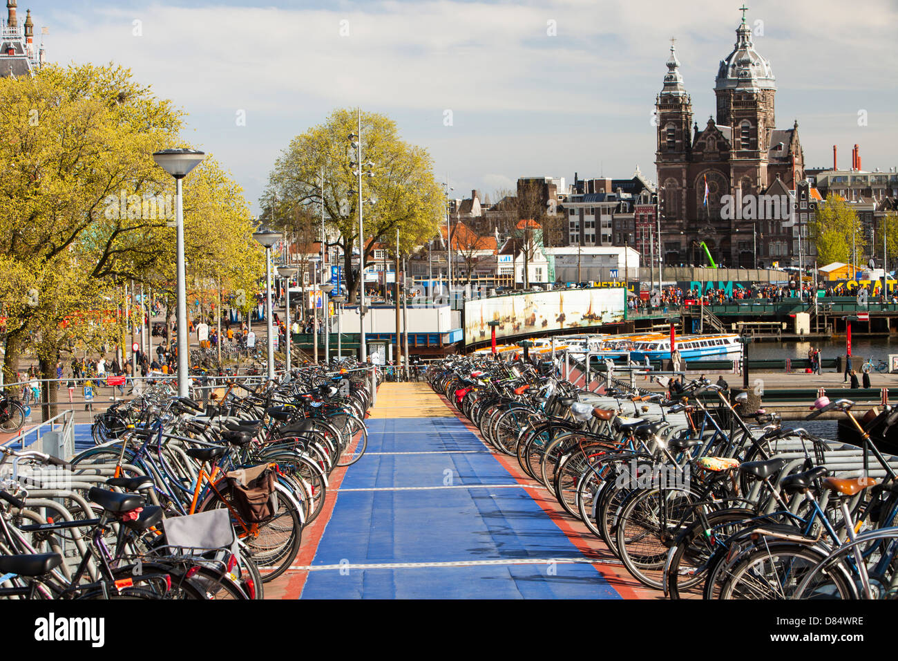 Biciclette in rastrelliere in amsterdam, Paesi Bassi. Una grande  percentuale della popolazione ciclo in questo piatto, pianeggiante e paese  Foto stock - Alamy