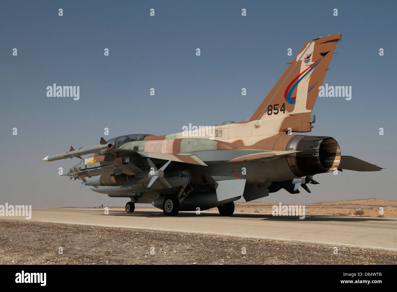Un F-16ho l' attrice in via principale della forza aerea israeliana di rullaggio sulla pista. Foto Stock