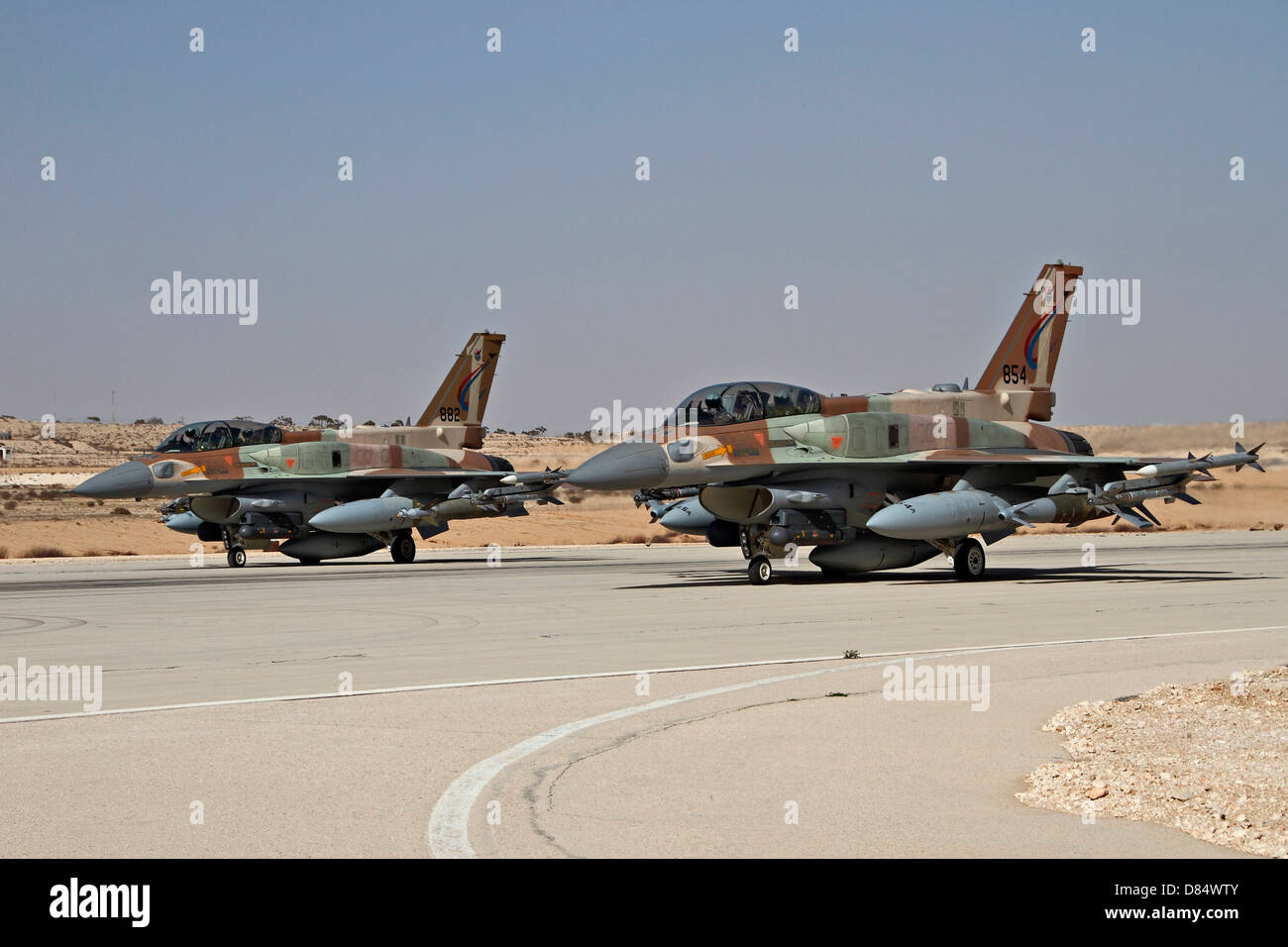 Due F-16ho l' attrice in via principale gli aeromobili della forza aerea israeliana di rullaggio sulla pista. Foto Stock
