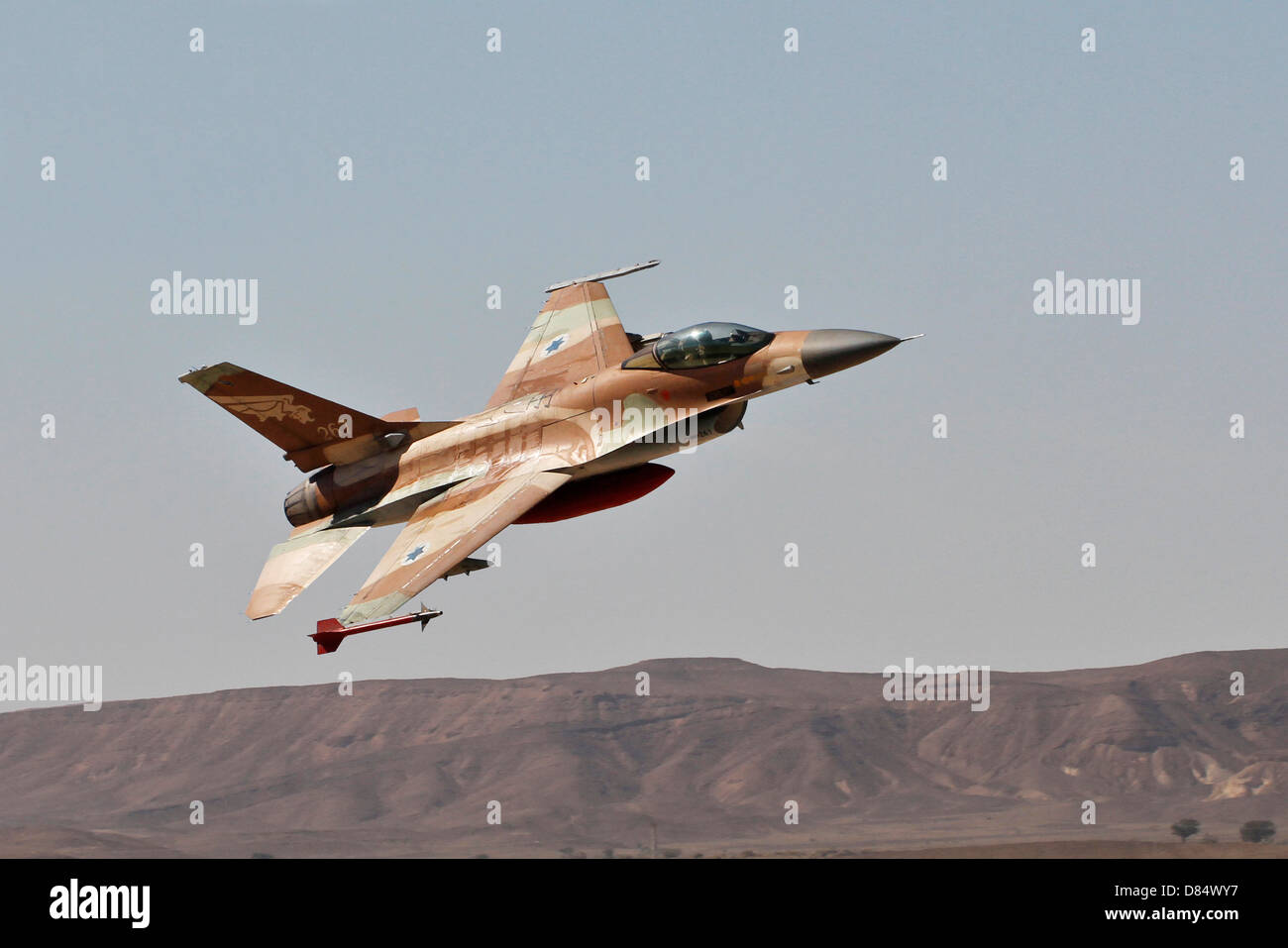 Un F-16A Netz della forza aerea israeliana in volo su Ovda Air Force Base in Israele. Foto Stock