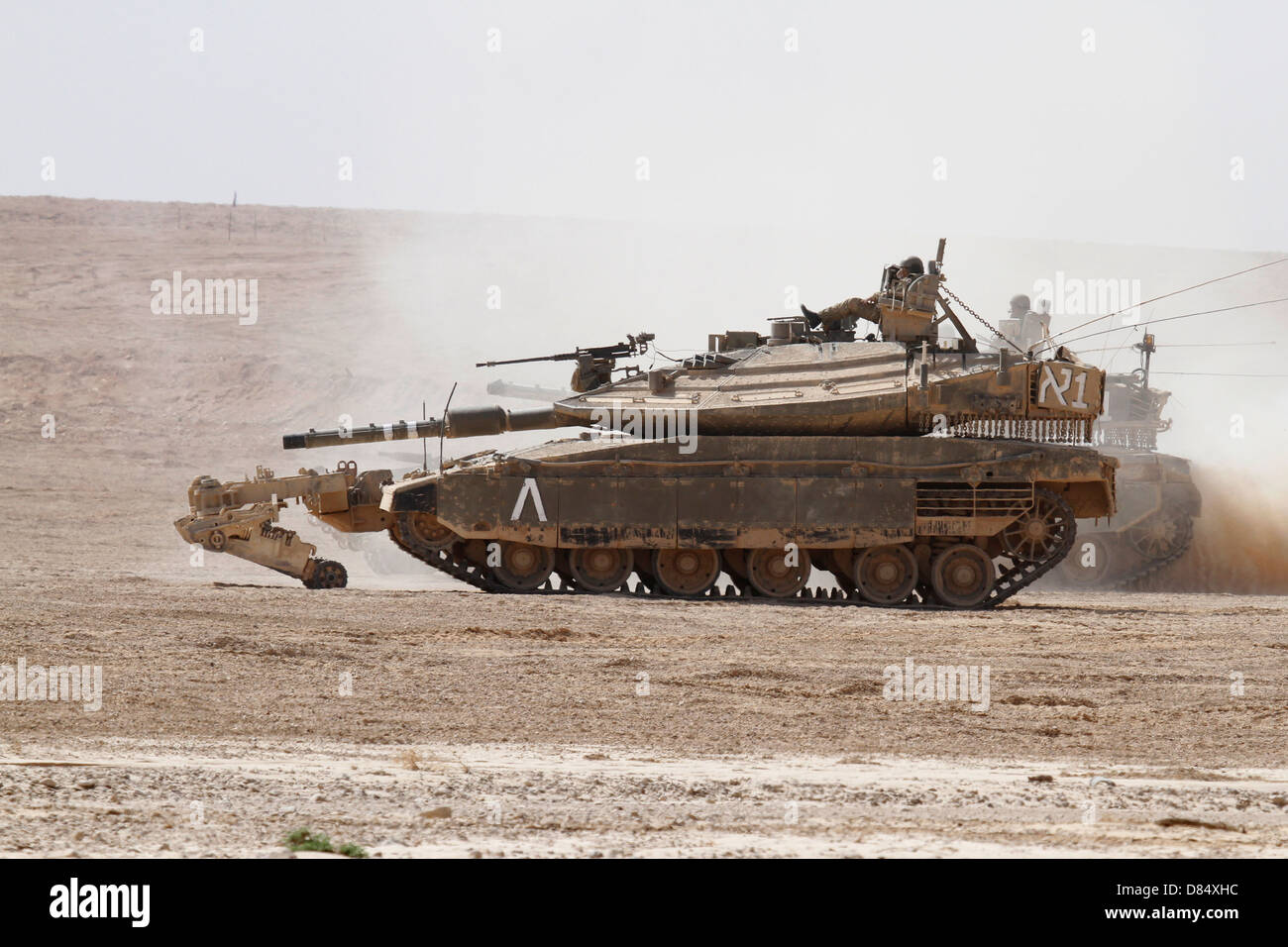 Un Israele Defense Force Merkava Mark IV battaglia principale serbatoio con lo sminamento dispositivo attaccato alla sua parte anteriore. Foto Stock