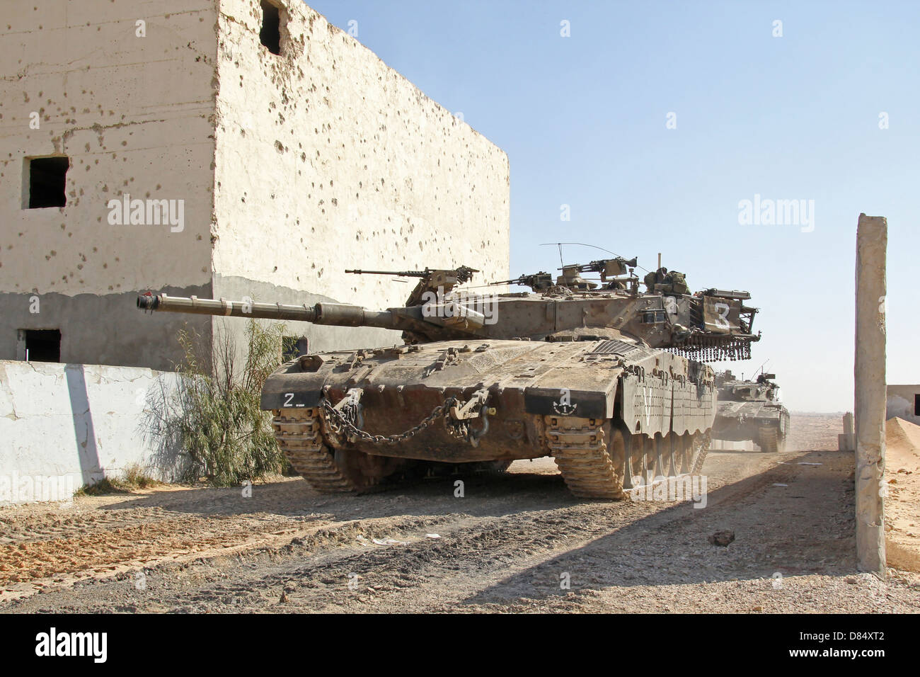 Un Israele Defense Force Merkava Mark II carro armato principale dimostra Urban Warfare tecniche. Foto Stock