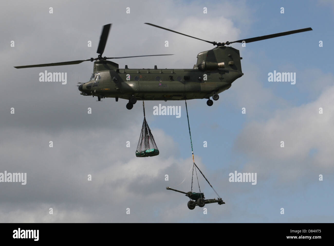 ROYAL AIR FORCE CHINOOK il trasporto del carico e della pistola Foto Stock