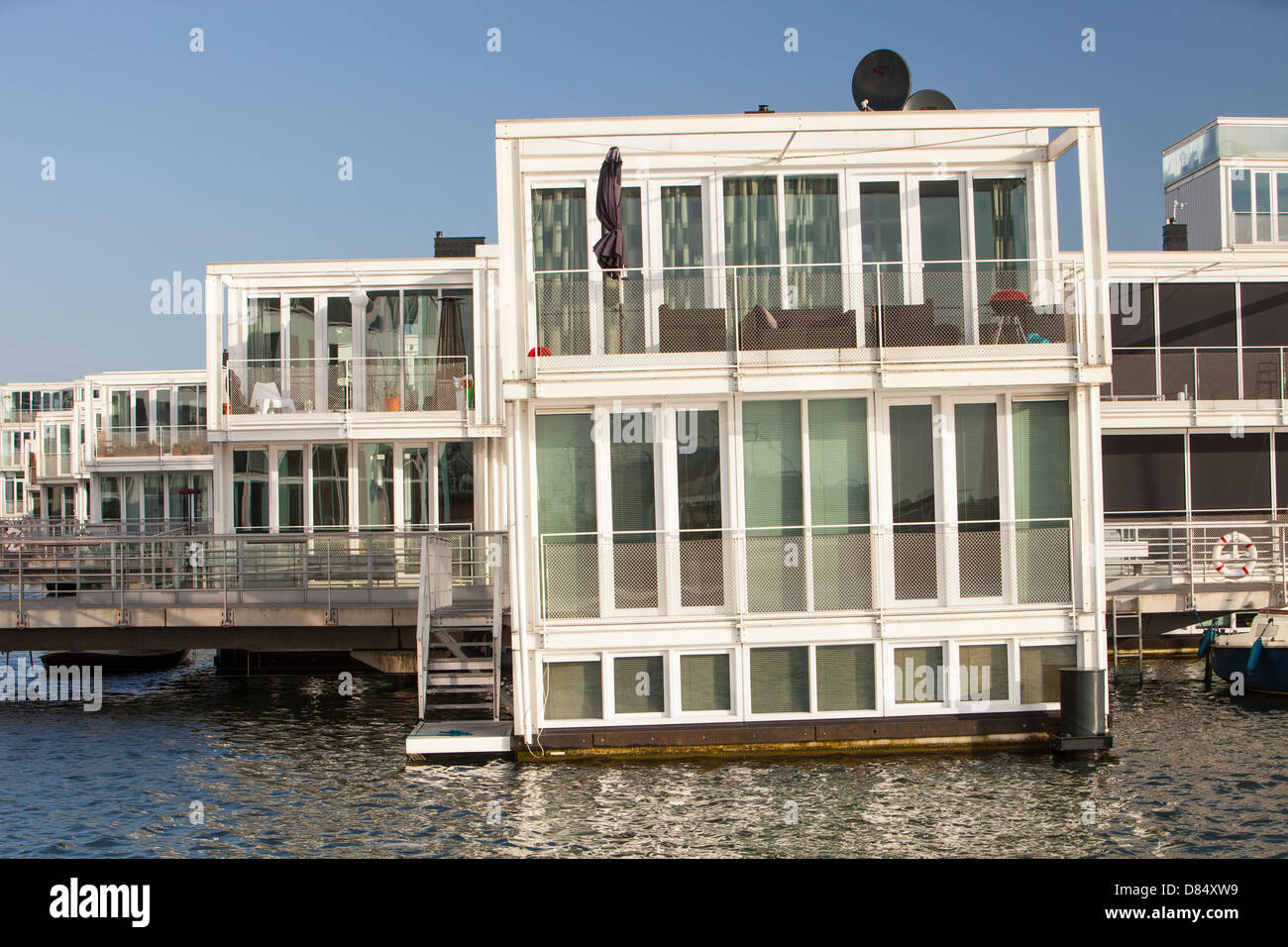 Una casa galleggiante a Ijburg, Amsterdam, costruito per contrastare l'aumento delle inondazioni e di innalzamento del livello del mare Foto Stock