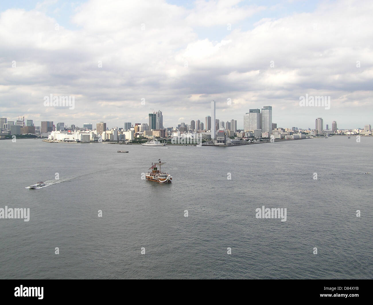 Questa foto stock mostra l'iconica nave "The Going Merry" dell'anime One Piece, ormeggiata al terminal del porto di Tokyo ad Harumi, in Giappone. La nave è al centro della storia di One Piece e l'immagine cattura la nave sullo sfondo del vivace porto di Tokyo, mescolando luoghi immaginari e reali. Foto Stock