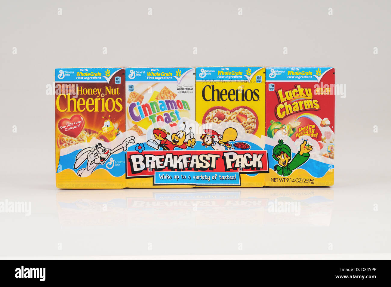 Scatole di General Mills colazione cereali pack su sfondo bianco ritaglio. Stati Uniti d'America Foto Stock