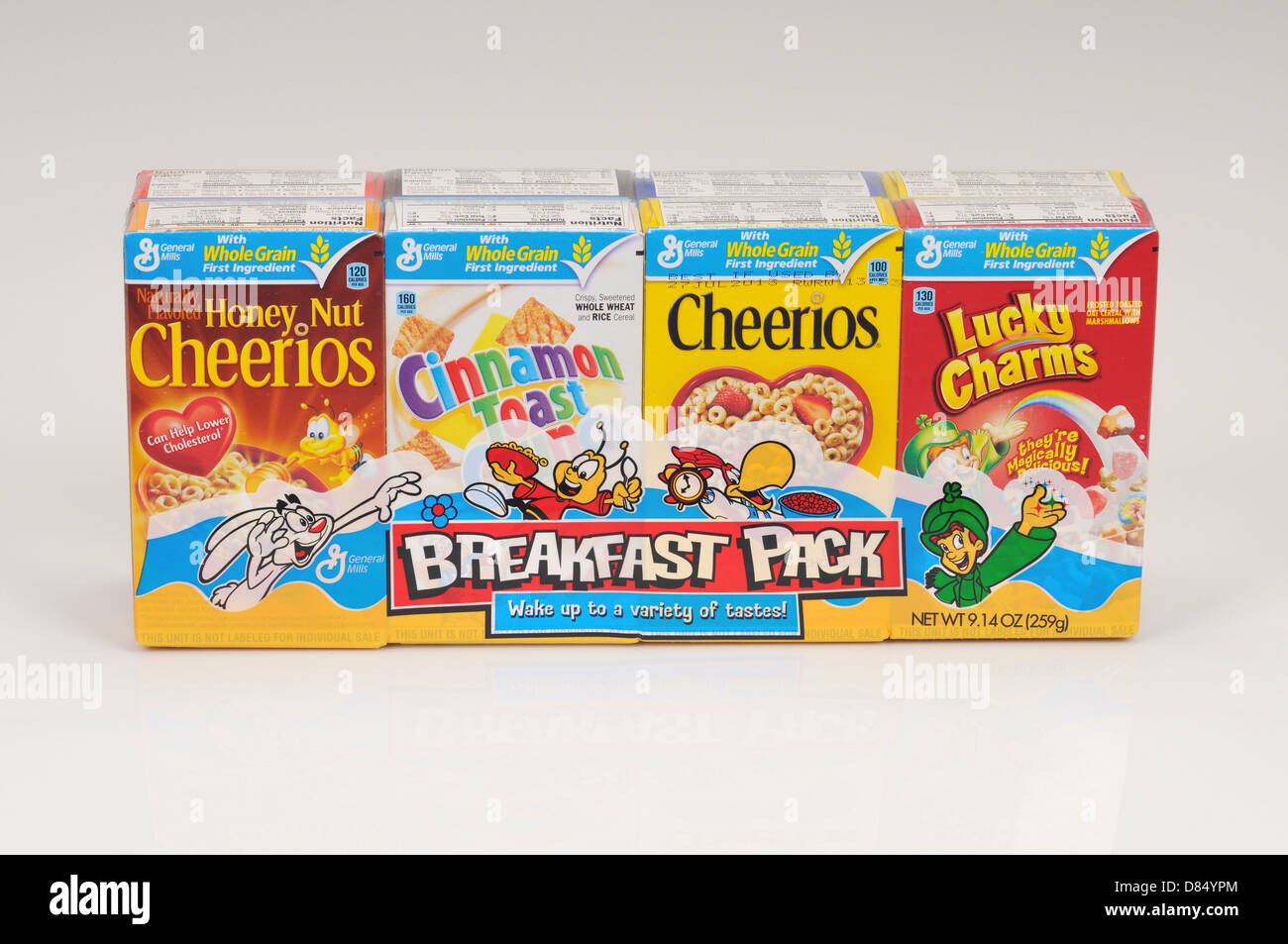 Pacchetto Colazione di scatole di General Mills cereali di cheerios portafortuna e cinnamon toast su sfondo bianco ritaglio. Stati Uniti d'America Foto Stock