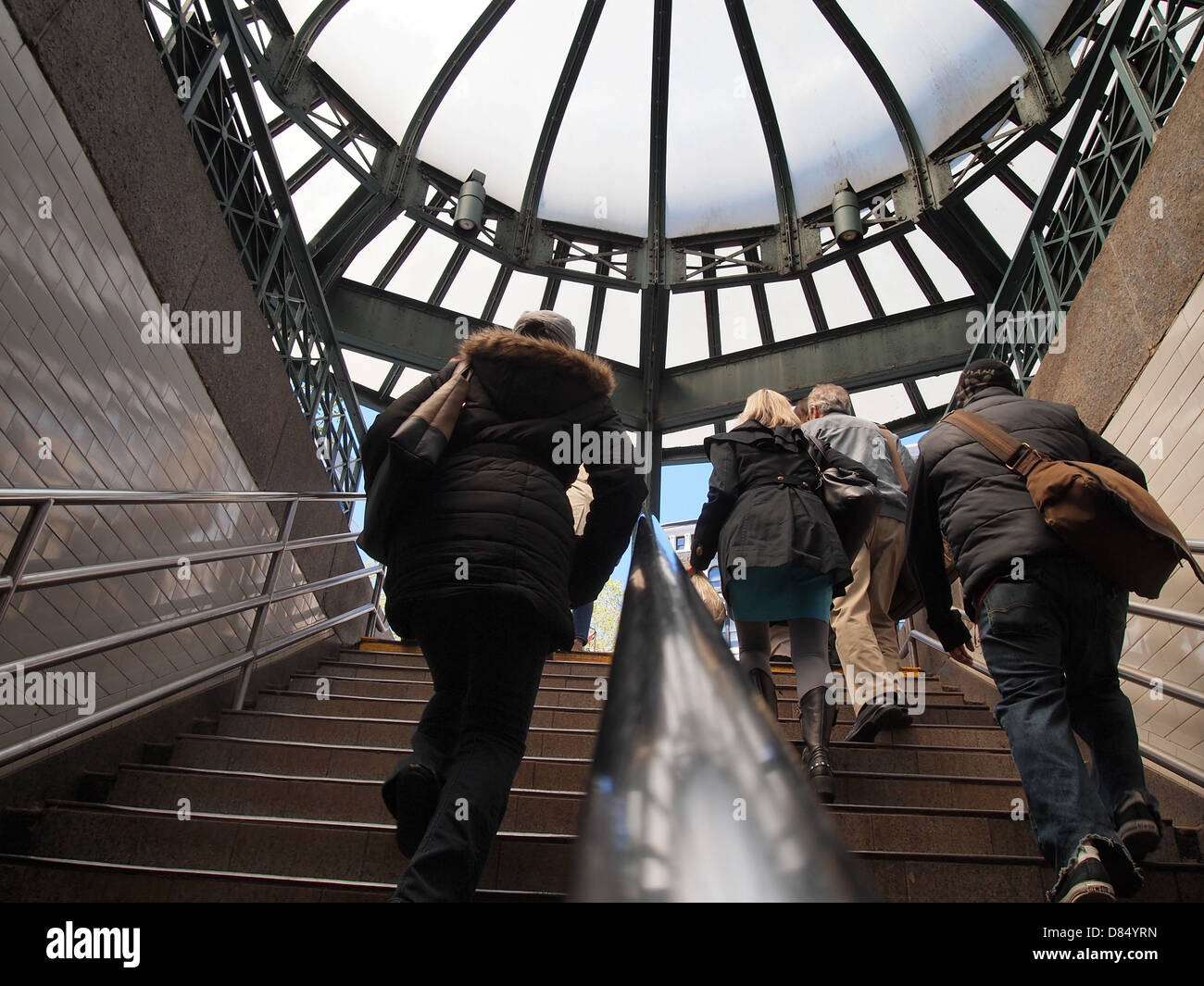 Pendolari in uscita di NYC Union Square stazione della metropolitana di New York, NY, Aprile 25, 2013 © Katharine Andriotis Foto Stock