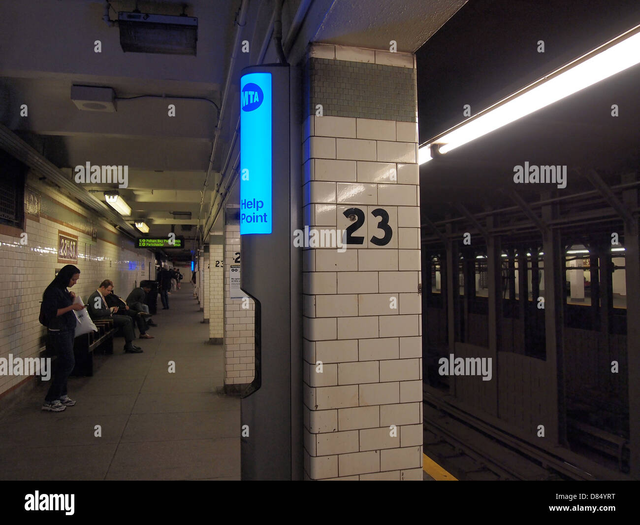 Help Point stazione di sicurezza a NYC 23rd St IRT subway platform, New York, NY, Aprile 25, 2013 © Katharine Andriotis Foto Stock
