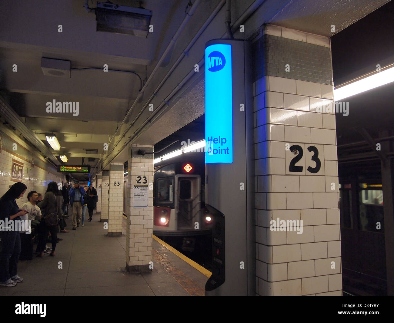 Help Point stazione di sicurezza a NYC 23rd St IRT subway platform, New York, NY, Aprile 25, 2013 © Katharine Andriotis Foto Stock