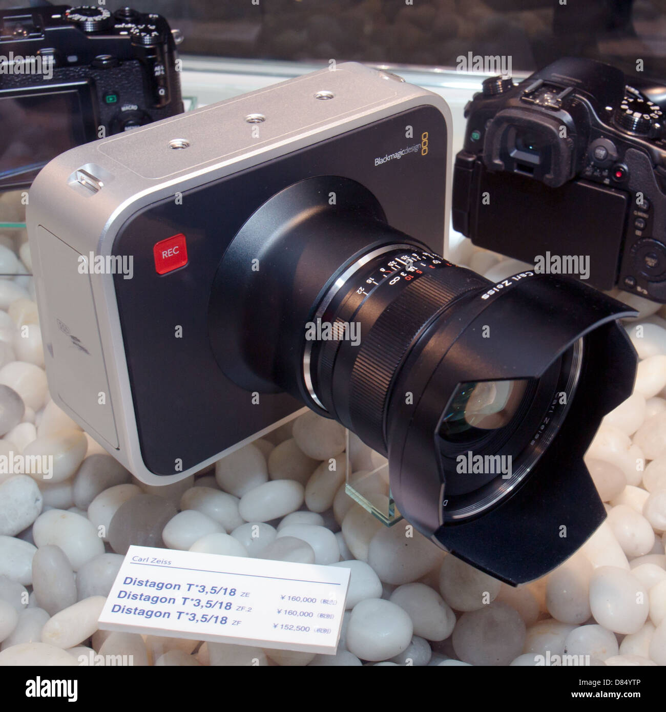 Blackmagic Cinema camera 2012 è una fotocamera digitale a pellicola di livello professionale nota per le sue immagini ad alta risoluzione e le avanzate funzionalità di registrazione video. Progettato per registi e creatori di contenuti, offre qualità cinematografica a un prezzo accessibile, il che lo rende una scelta popolare sia per registi indipendenti che per professionisti. Foto Stock