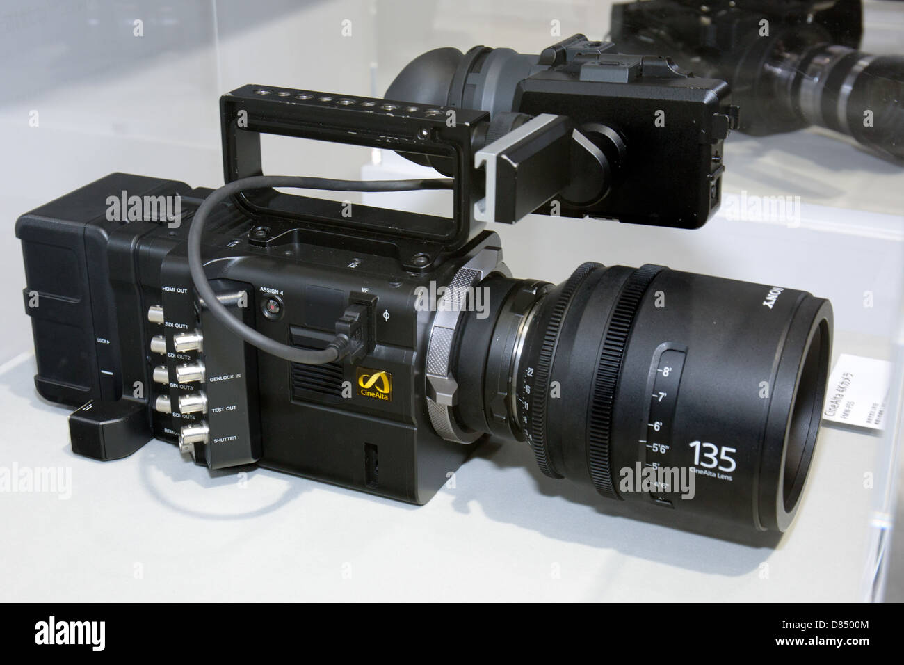 La videocamera CineAlta 4K Sony 2013 è una videocamera ad alta definizione nota per la qualità superiore delle immagini e la fedeltà dei colori, comunemente utilizzata nelle riprese e nelle trasmissioni professionali. Foto Stock