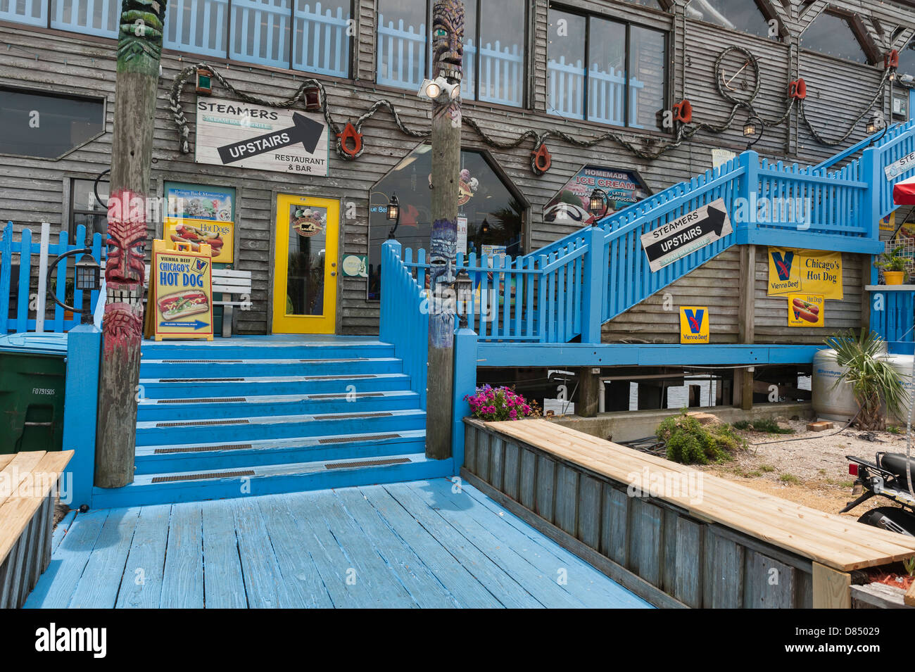 Ingresso di vaporizzatori in Bar e Ristorante Grill su Main Street in Cedar Key Florida USA sulla costa del Golfo. Foto Stock