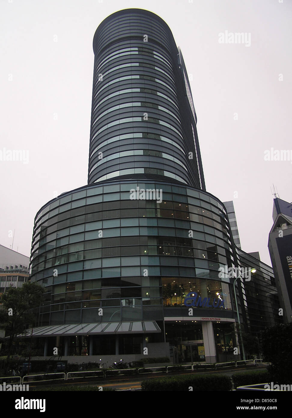 Questa immagine del 9 novembre 2003 mostra una Amulax Toyota a Ikebukuro, Tokyo. Ikebukuro è un trafficato quartiere commerciale e di intrattenimento a Tokyo, noto per i suoi centri commerciali e la vibrante cultura urbana. Amulax Toyota fa parte del marchio globale, noto per la produzione di veicoli affidabili ed efficienti. Foto Stock