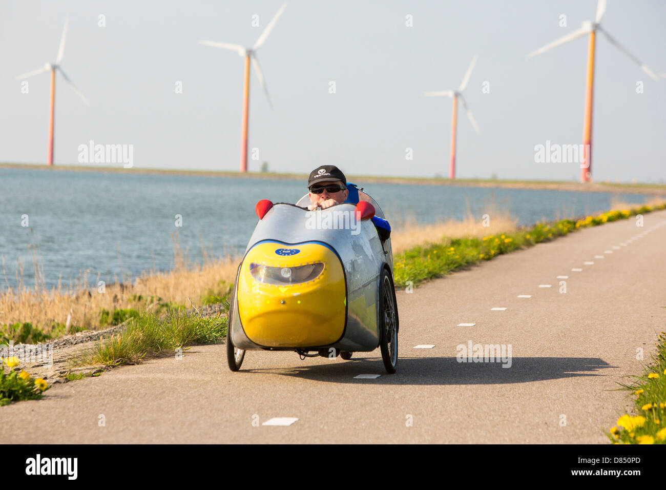 Colorato turbine eoliche in polder, terra recuperata nei pressi di Almere, Flevoland, Paesi Bassi, Foto Stock