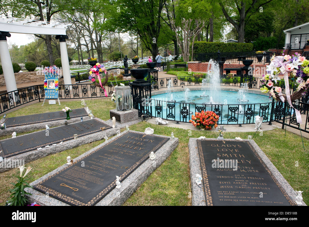 Una vista della tomba di Elvis Presley e dei suoi familiari a Graceland a Memphis, Tennessee Foto Stock