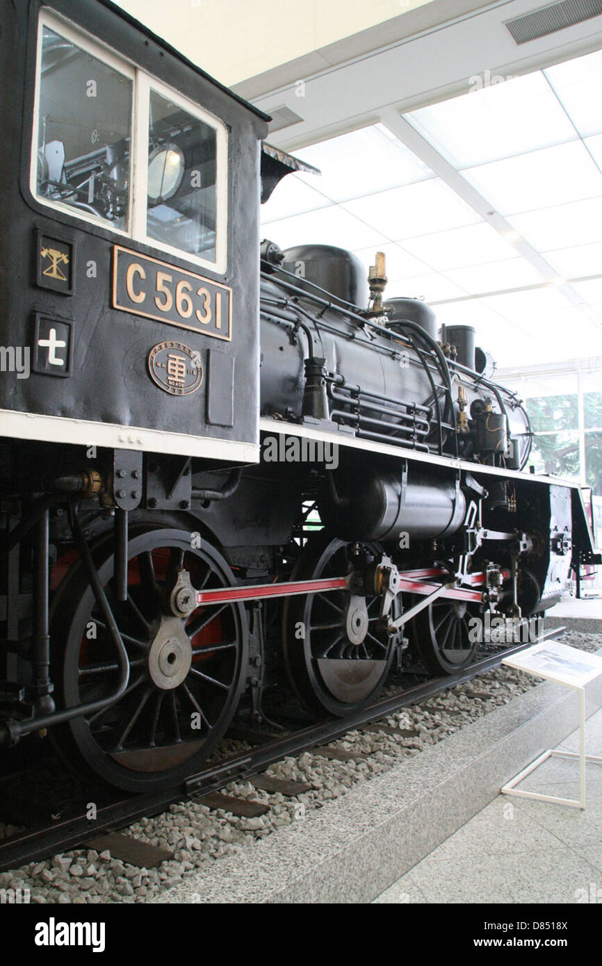 La locomotiva a vapore C56, in mostra al Museo Yushukan, rappresenta la ricca storia ferroviaria del Giappone. Questa locomotiva d'epoca è stata utilizzata sia per i servizi passeggeri che per il trasporto merci durante i suoi anni di attività ed è ora un pezzo museo per gli appassionati di ferrovie. Foto Stock