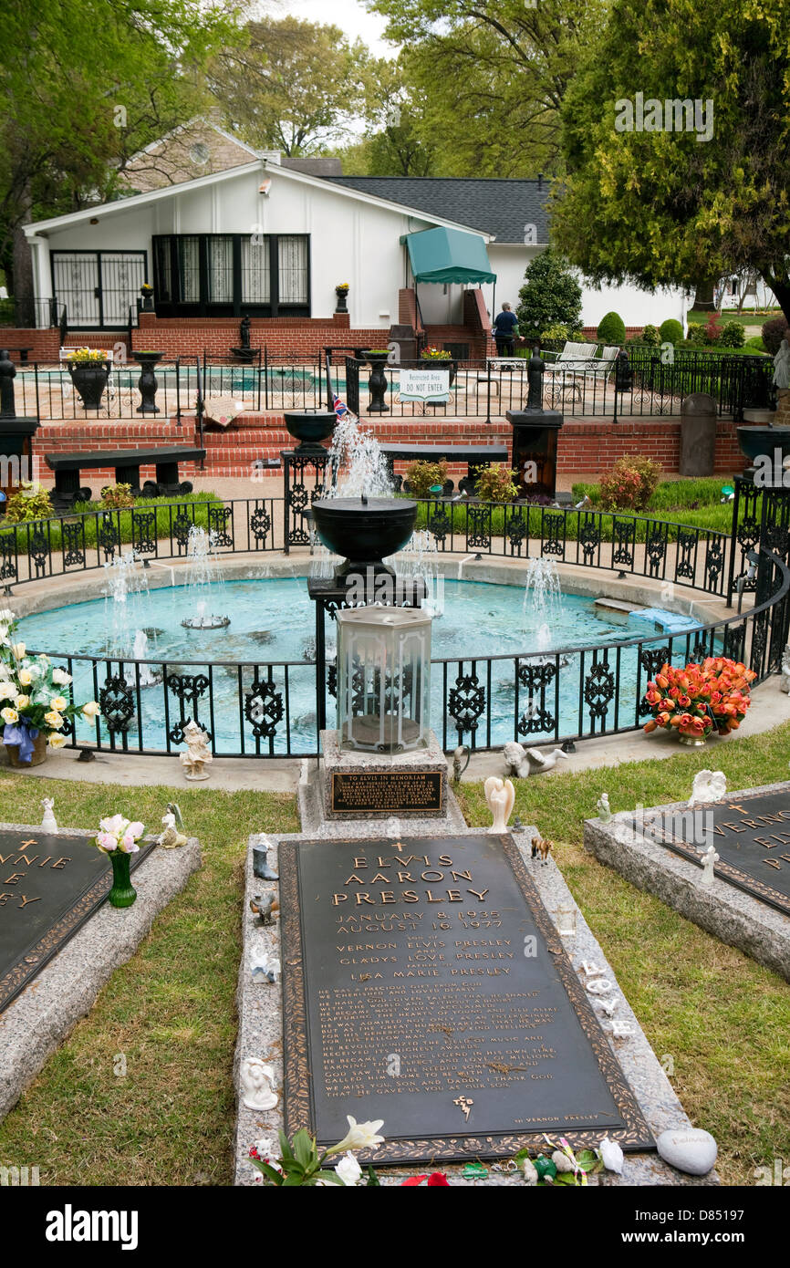 Una vista della tomba di Elvis Presley e dei suoi familiari a Graceland a Memphis, Tennessee Foto Stock