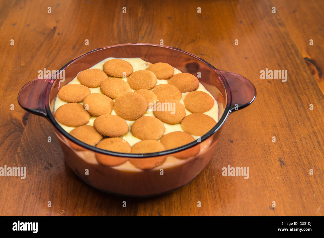 Budino di banana, fatti in casa. Realizzato con wafer alla vaniglia,budino alla vaniglia e fette di banana. Su un tavolo di legno. Oklahoma, Stati Uniti d'America. Foto Stock