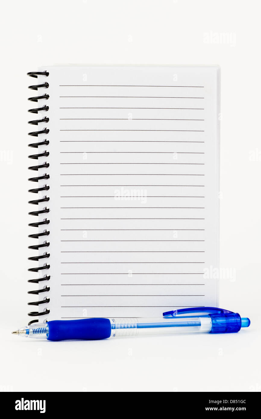 Una spirale di colore bianco per notebook rivestito con pagine e una penna di colore blu. Foto Stock