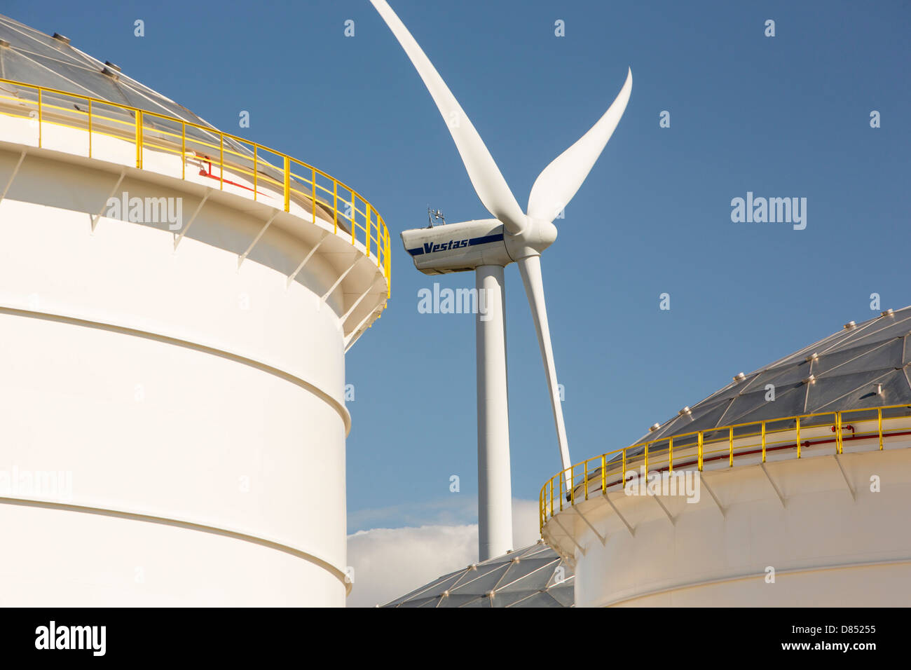 Il cambiamento climatico il cielo e l'inferno, un terminale petrolifero di Amsterdam, Paesi Bassi, con turbine eoliche che generano energia rinnovabile. Foto Stock