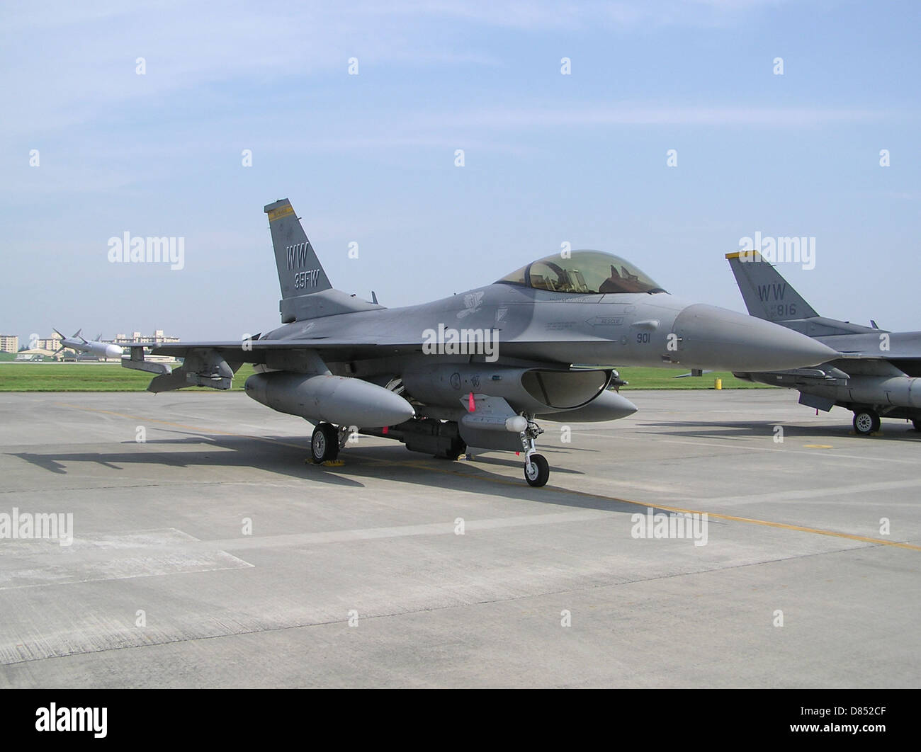 L'F-16 Fighting Falcon è un versatile velivolo da caccia multiruolo utilizzato da varie forze aeree in tutto il mondo. Questa immagine cattura un F-16 di stanza presso la base aerea di Yokota a Tokyo, in Giappone, mostrando la sua importanza nelle operazioni militari e nella difesa aerea. Foto Stock