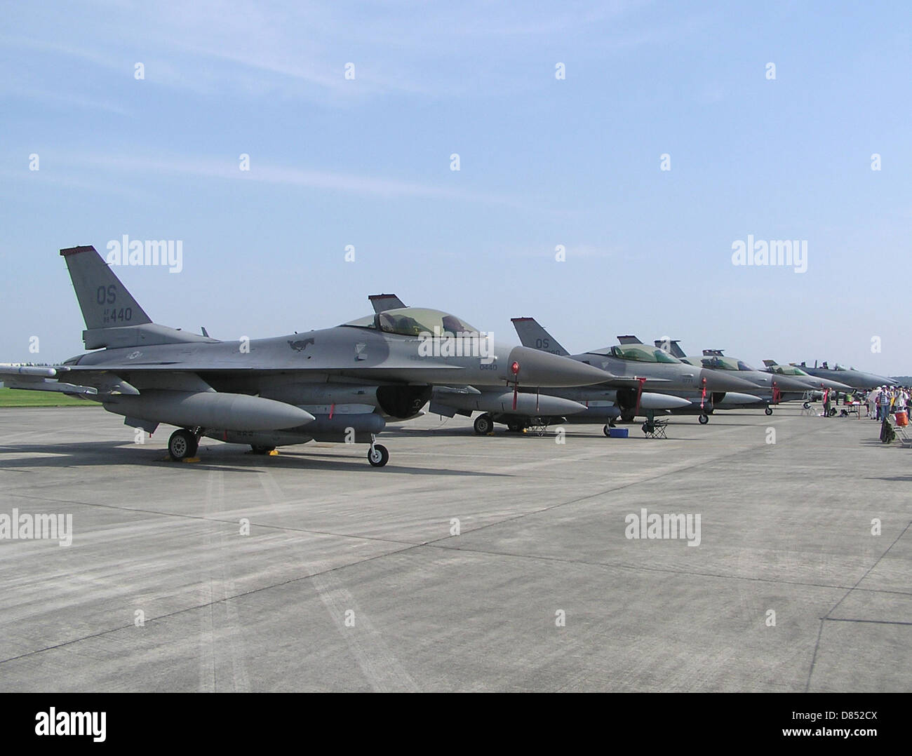 L'F-16 Fighting Falcon è un caccia multiruolo. Questa immagine mostra un modello F-16 presso la base aerea di Yokota, Tokyo, Giappone, parte di una flotta utilizzata per operazioni di difesa e tattiche. Foto Stock