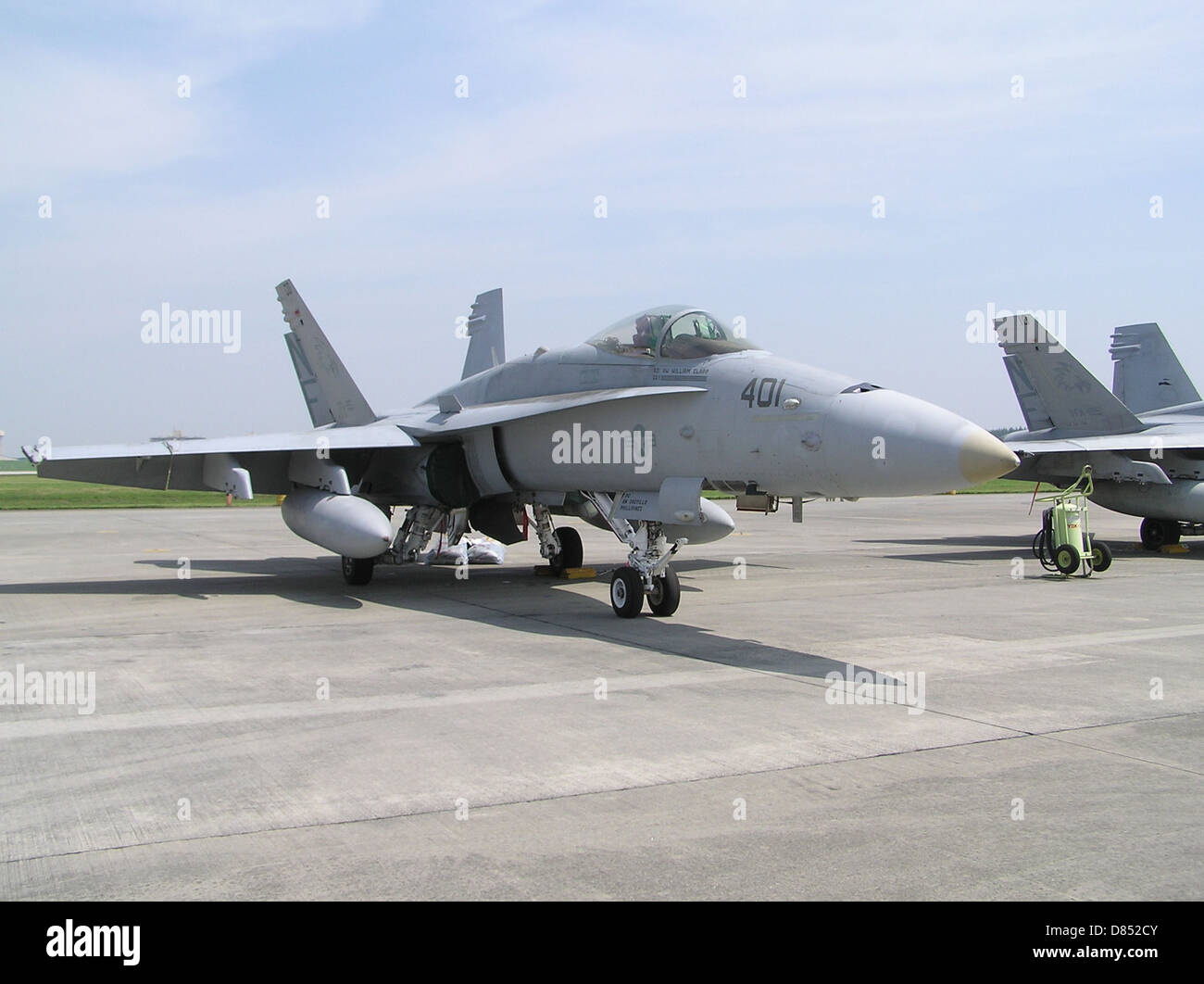 L'F-18, un versatile caccia militare, si trova presso la base aerea di Yokota vicino a Tokyo. Nota per le sue capacità avanzate sia nel combattimento aereo che nel supporto a terra, è una risorsa chiave nell'aviazione militare moderna. Foto Stock