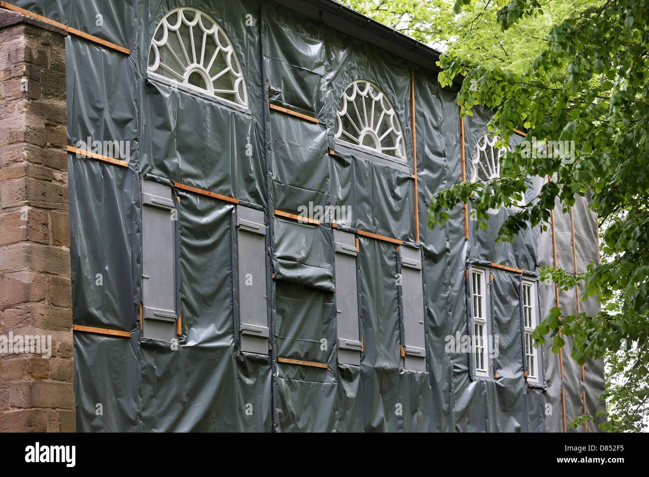 Il Teatro Goethe è coperto con teloni in Bad Lauchstaedt, Germania, 10 maggio 2013. Il teatro è concepita e aperto da Goethe più di duecento anni fa è il bisogno di una seria di lavori di ristrutturazione. Il legno è edificio suffereing da gravi a secco e a umido rot. Foto: Jan Woitas Foto Stock