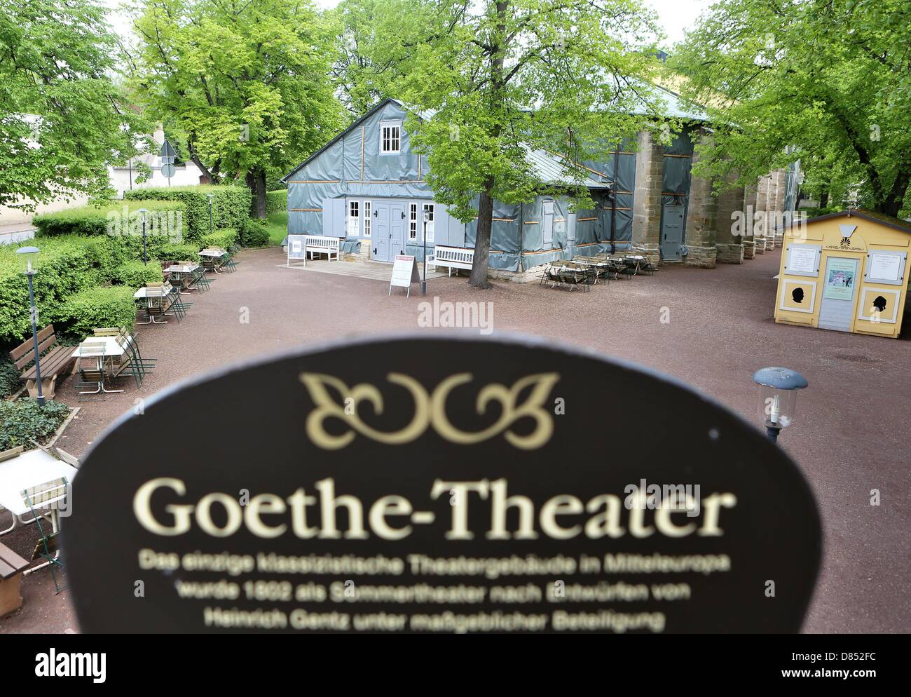 Il Teatro Goethe è coperto con teloni in Bad Lauchstaedt, Germania, 10 maggio 2013. Il teatro è concepita e aperto da Goethe più di duecento anni fa è il bisogno di una seria di lavori di ristrutturazione. Il legno è edificio suffereing da gravi a secco e a umido rot. Foto: Jan Woitas Foto Stock