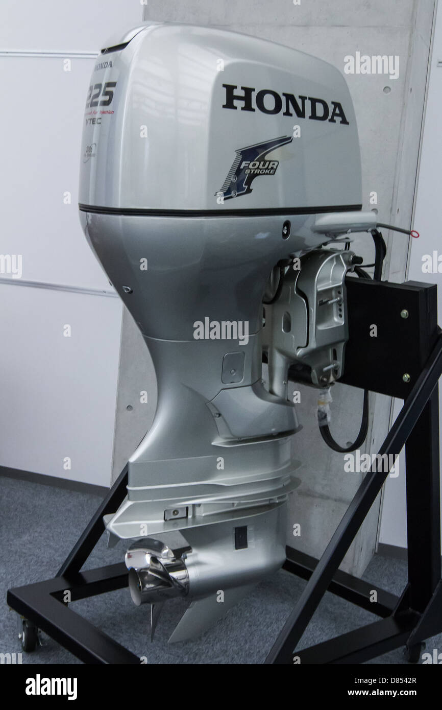 Honda BF225 è un potente motore fuoribordo noto per l'efficienza del carburante e la durata. Esposto alla Honda Collection Hall, questo motore fa parte dell'eredità di Honda nella fornitura di motori marini ad alte prestazioni per varie applicazioni nautiche e nautiche. Foto Stock