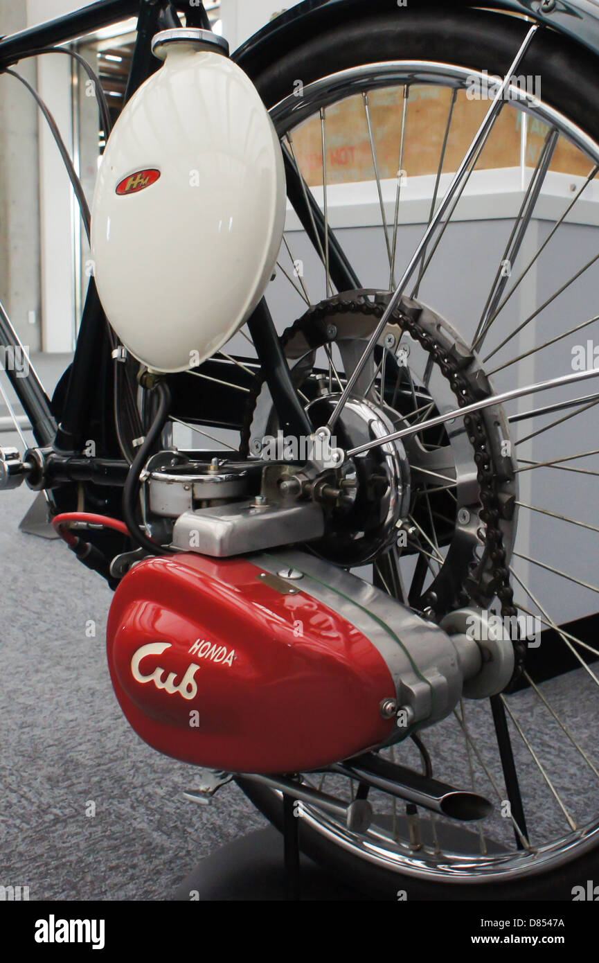 La Honda Cub F, esposta alla Honda Collection Hall, mostra il suo design posteriore e lo sviluppo di motociclette storiche. Foto Stock