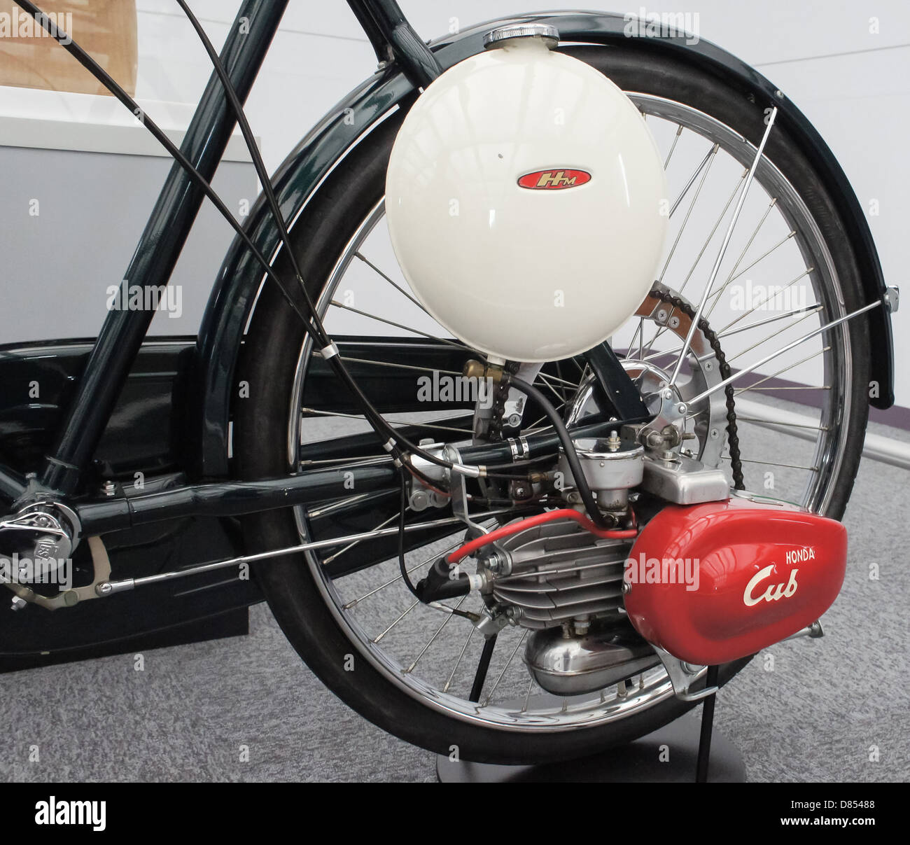 La Honda Cub F è una motocicletta classica che è diventata un'icona nella storia mondiale del motociclismo. Questa vista frontale presenta un design senza tempo e caratteristiche compatte, sottolineandone la praticità e la popolarità. Foto Stock