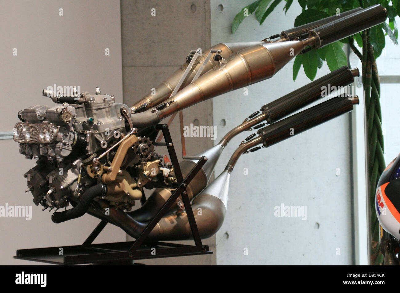 Il motore Honda NSR500, esposto presso la Honda Collection Hall, rappresenta una pietra miliare nell'ingegneria motociclistica. Nota per le sue prestazioni nella classe da 500 cc, ha alimentato la leggendaria NSR500, che ha dominato le gare del Grand Prix negli anni '1980 e '1990 Il motore è stato presentato come parte della storia degli sport motoristici e dei successi ingegneristici di Honda. Foto Stock