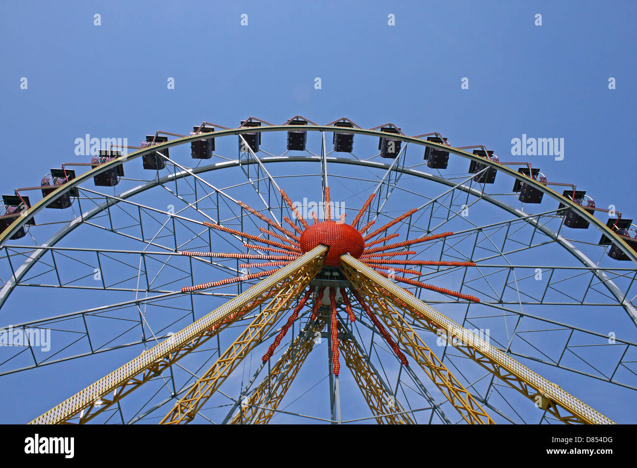 Ruota panoramica Ferris oltre il cielo blu Foto Stock